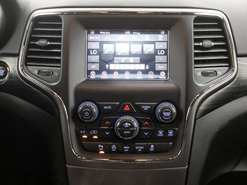 Used 2019 Jeep Grand Cherokee Laredo AWD/4WD image 19