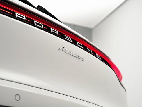 Certified 2025 Porsche Macan image 33