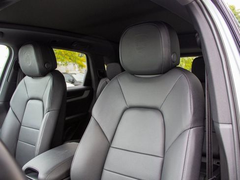 Used 2024 Porsche Cayenne w/ Premium Package image 12