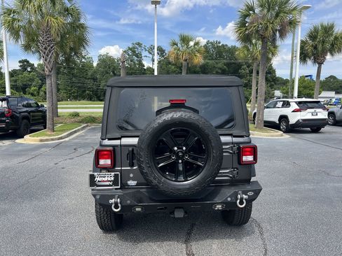 Used 2018 Jeep Wrangler Unlimited Sport S AWD/4WD image 9