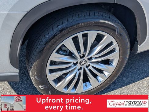 Used 2023 Toyota Highlander Platinum image 9