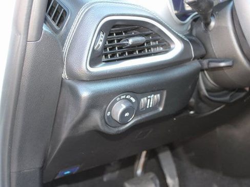 Used 2024 Chrysler Pacifica Limited image 24