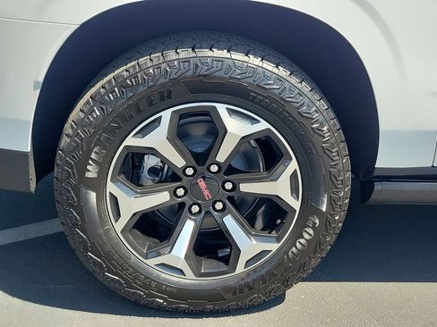 New 2026 GMC Yukon XL AT4 w/ AT4 Premium Plus Package AWD/4WD image 5