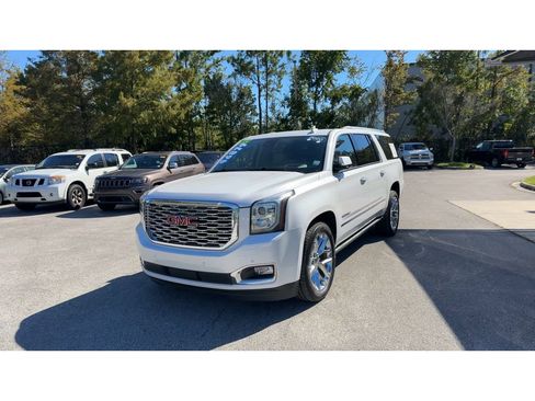Used 2020 GMC Yukon XL Denali w/ Denali Premium Package AWD/4WD image 4