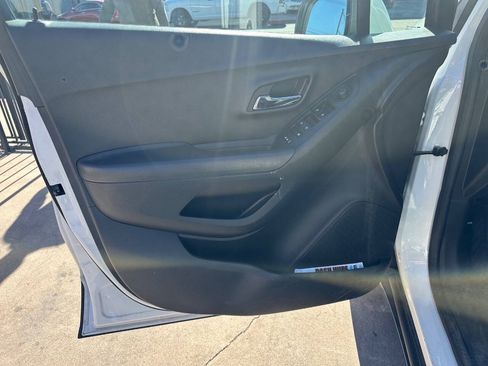 Used 2019 Chevrolet Trax LT w/ LT Convenience Package FWD image 8