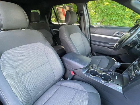 Used 2017 Ford Explorer XLT w/ Equipment Group 201A AWD/4WD image 31