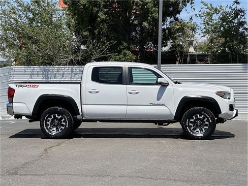 Used 2016 Toyota Tacoma TRD Off-Road w/ Towing Package AWD/4WD image 9