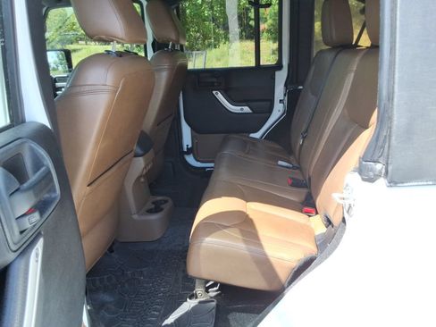 Used 2014 Jeep Wrangler Unlimited Sahara w/ Connectivity Group AWD/4WD image 11