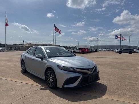 Used 2022 Toyota Camry SE FWD image 1