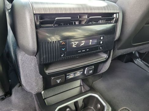Used 2024 Jeep Wagoneer Series III w/ Premium Group I AWD/4WD image 22