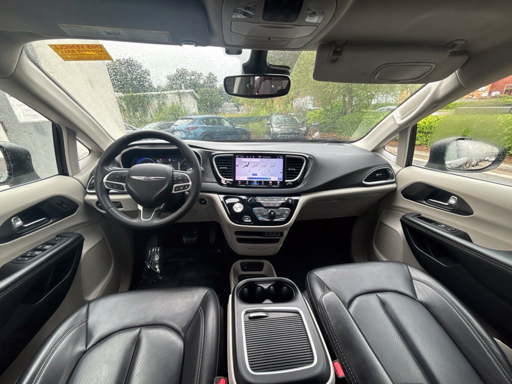 Used 2023 Chrysler Pacifica Touring-L FWD image 19