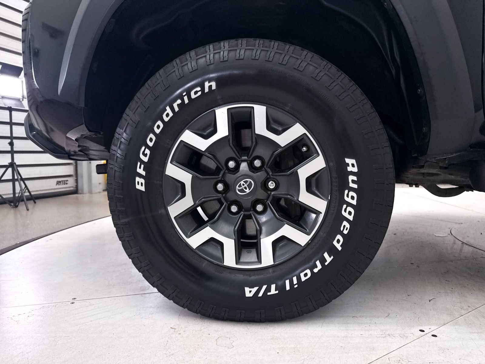 Used 2017 Toyota Tacoma TRD Off-Road w/ Tow Package RWD image 12