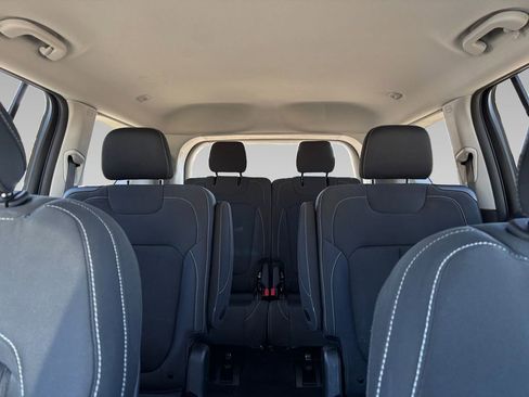 Used 2023 Jeep Grand Cherokee L Laredo image 2