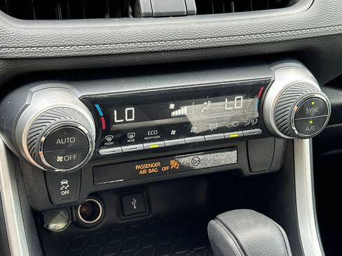 Certified 2021 Toyota RAV4 LE AWD/4WD image 20