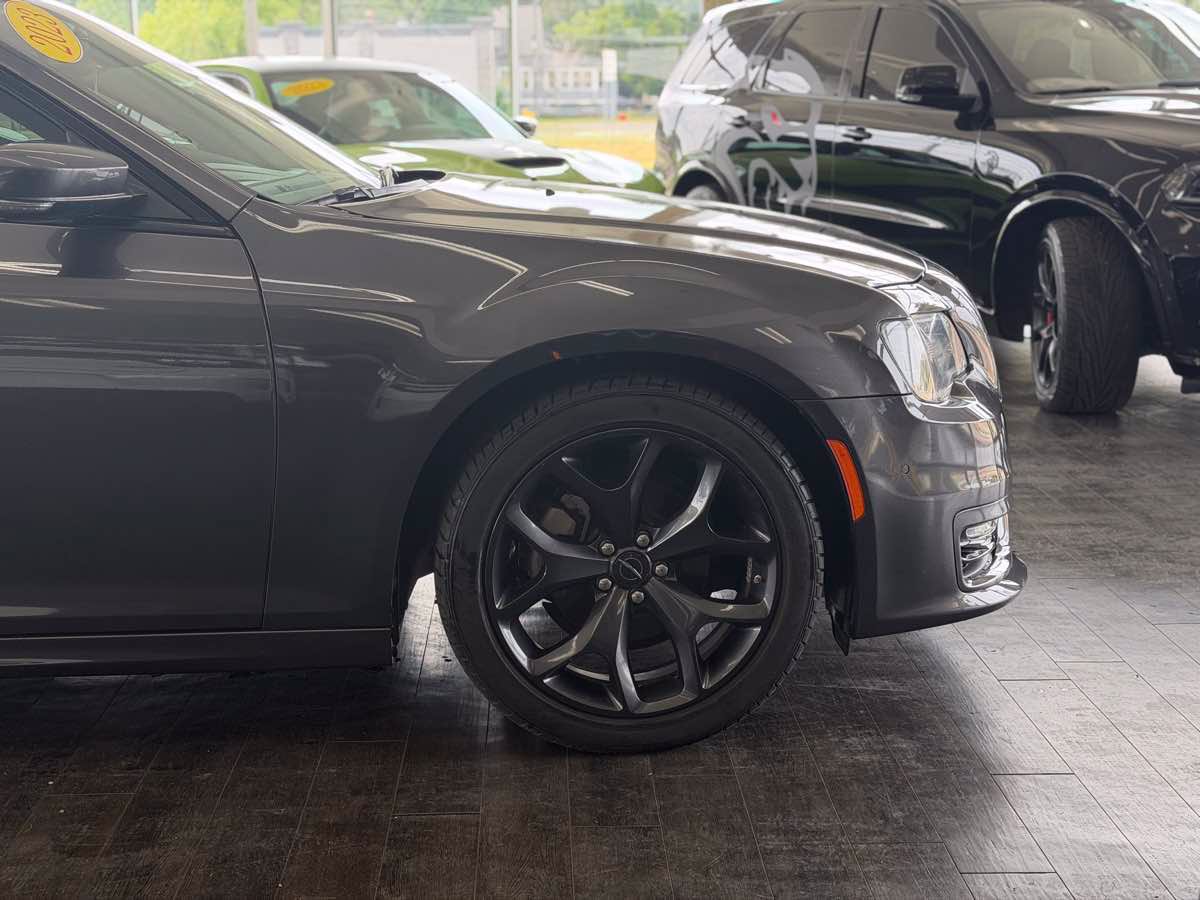 Used 2023 Chrysler 300 Touring L w/ Safetytec Plus Group RWD image 5