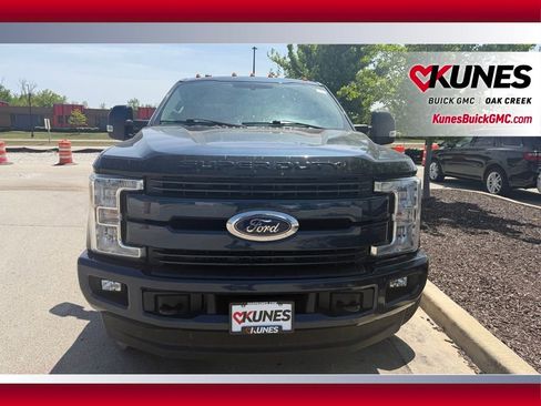 Used 2017 Ford F250 Lariat w/ Lariat Value Package AWD/4WD image 3