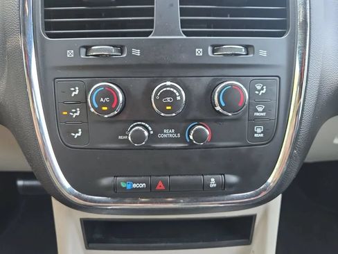 Used 2018 Dodge Grand Caravan SXT FWD image 28