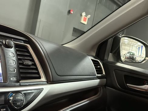 Used 2019 Toyota Highlander XLE AWD/4WD image 18