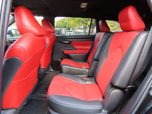 Used 2025 Toyota Highlander XSE AWD/4WD image 14