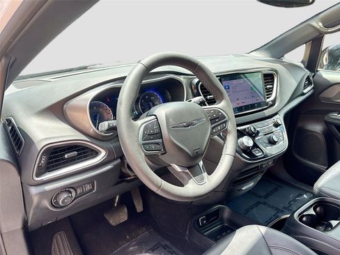 Used 2025 Chrysler Pacifica Select FWD image 9