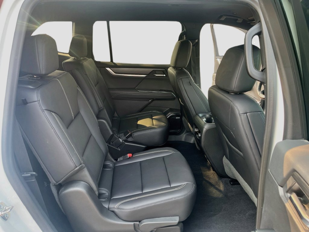 Used 2025 GMC Acadia Elevation w/ Elevation Premium Package AWD/4WD image 28