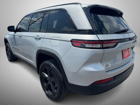 Used 2024 Jeep Grand Cherokee Limited w/ Black Appearance Package image 4