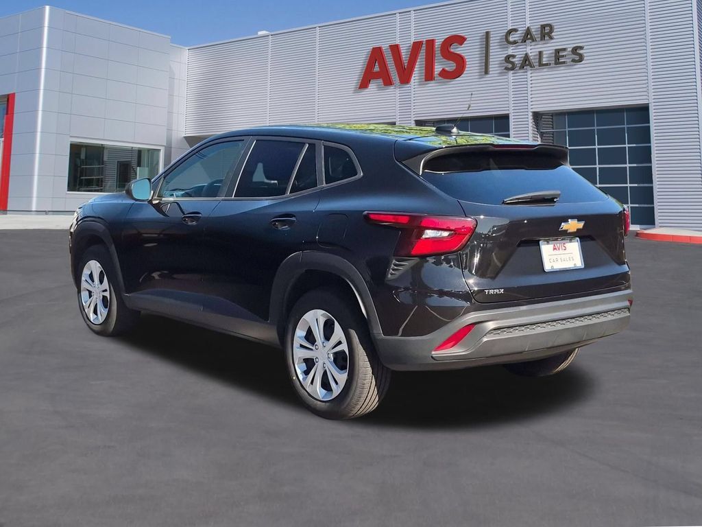 Used 2025 Chevrolet Trax LS FWD image 9