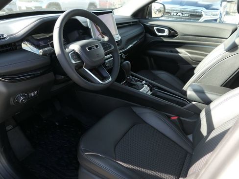 Used 2025 Jeep Compass Latitude w/ Convenience Group image 9