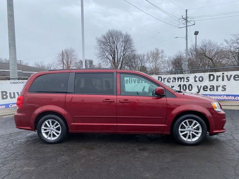 Used 2014 Dodge Grand Caravan SXT image 2