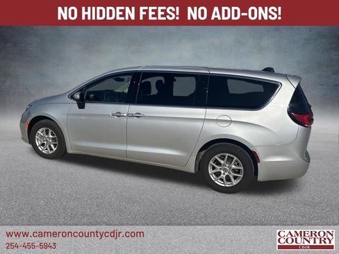 Used 2023 Chrysler Pacifica Touring-L FWD image 3
