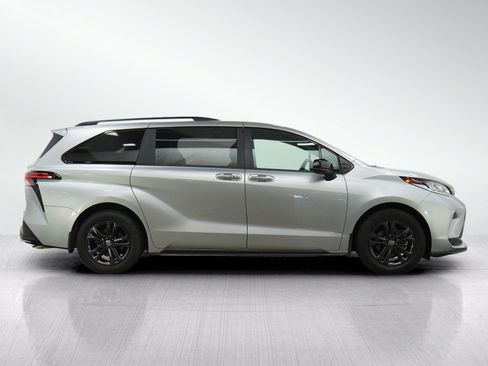 Used 2025 Toyota Sienna XSE AWD/4WD image 6
