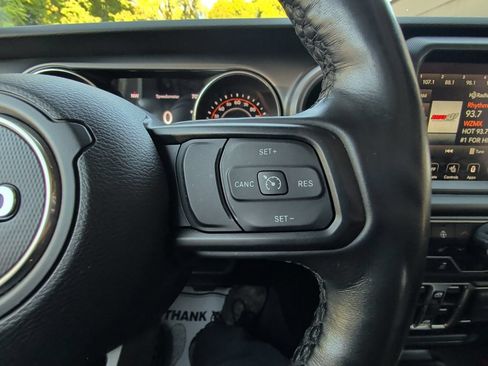 Used 2023 Jeep Gladiator Sport AWD/4WD image 17