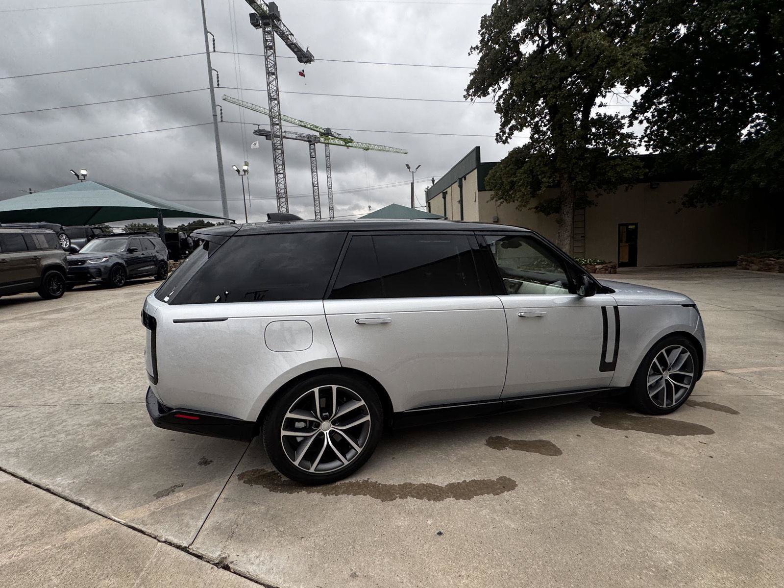 Certified 2025 Land Rover Range Rover Long Wheelbase SE AWD/4WD image 11