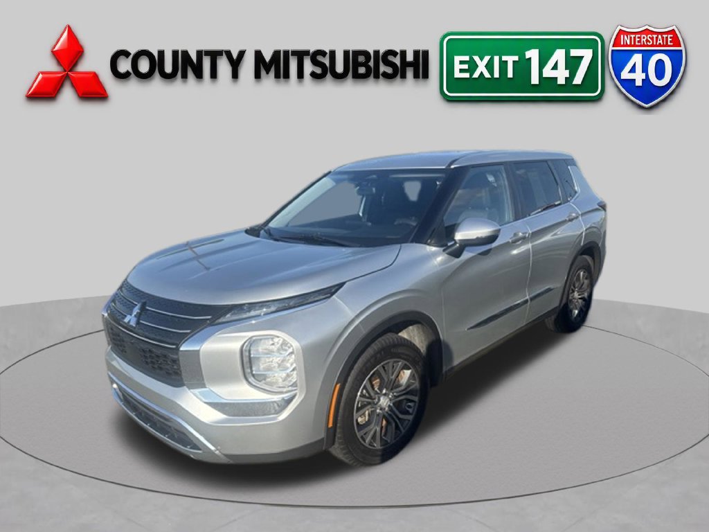 Used 2022 Mitsubishi Outlander ES FWD image 3