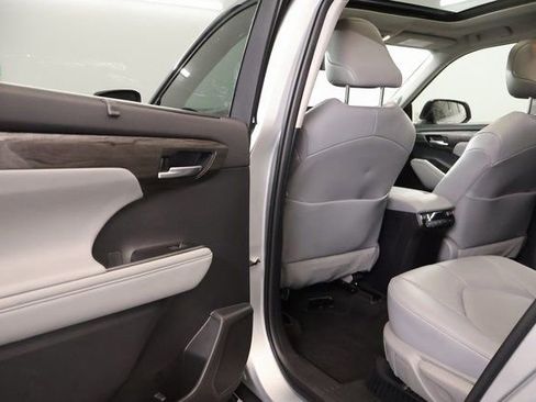 Used 2023 Toyota Highlander Platinum image 28