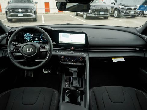 New 2025 Hyundai Elantra SEL image 12