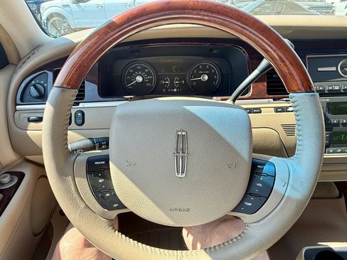 Used 2010 Lincoln Town Car Signature Limited RWD image 10