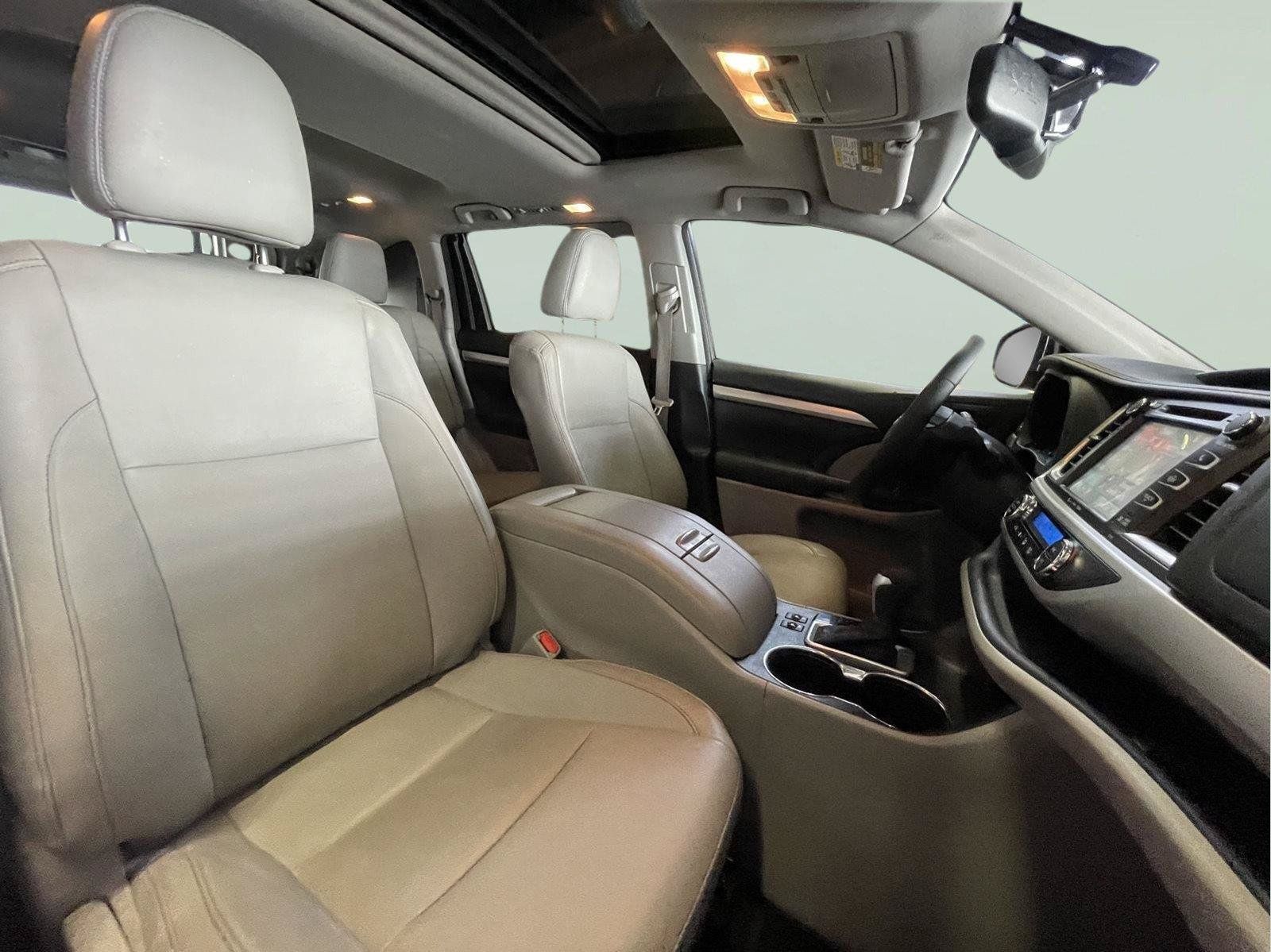 Used 2016 Toyota Highlander XLE AWD/4WD image 25
