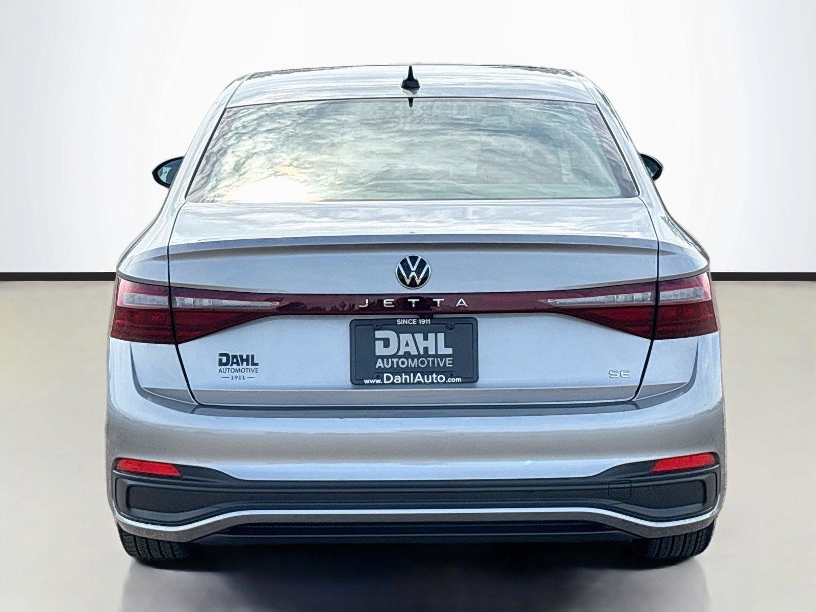 Used 2025 Volkswagen Jetta SE FWD image 12