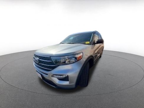 Used 2023 Ford Explorer XLT w/ Equipment Group 202A image 3