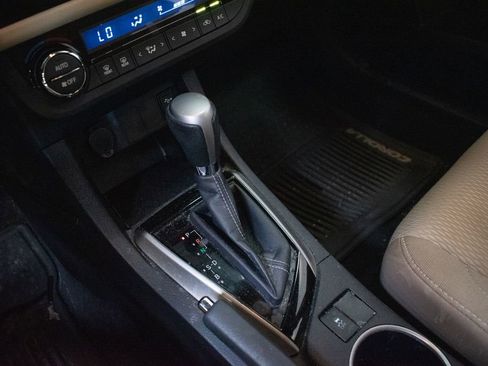 Used 2016 Toyota Corolla LE FWD image 17