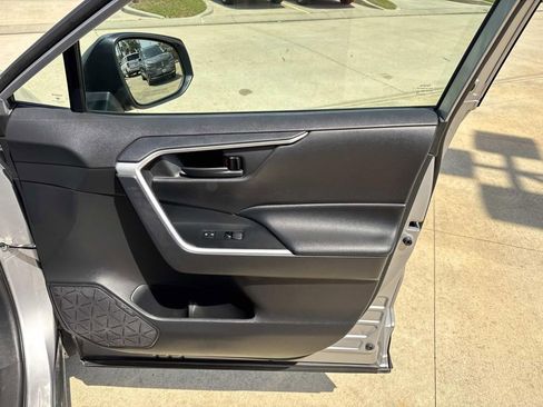 Used 2020 Toyota RAV4 LE image 16