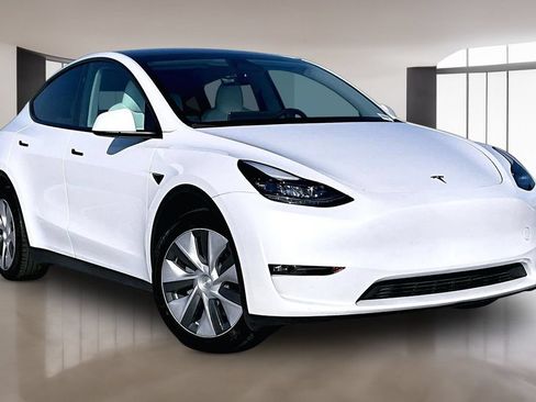 Used 2024 Tesla Model Y Long Range AWD/4WD image 3