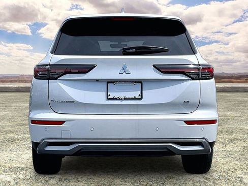 New 2026 Mitsubishi Outlander FWD image 4