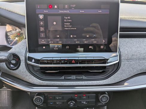 Used 2023 Jeep Compass Latitude image 19