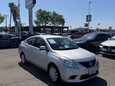 Used 2013 Nissan Versa SV FWD image 3