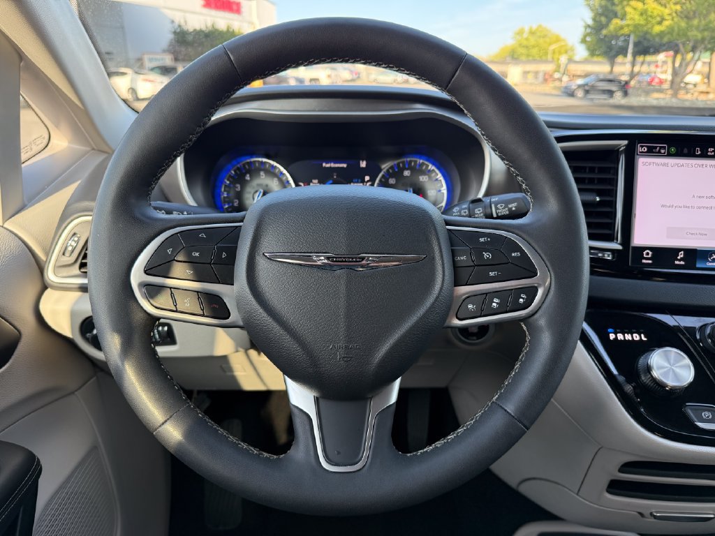 Used 2024 Chrysler Pacifica Touring-L FWD image 23