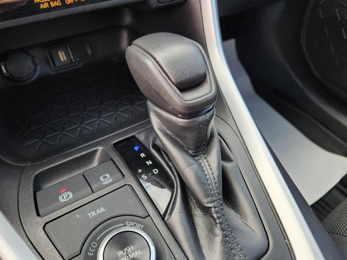 Used 2021 Toyota RAV4 LE image 22