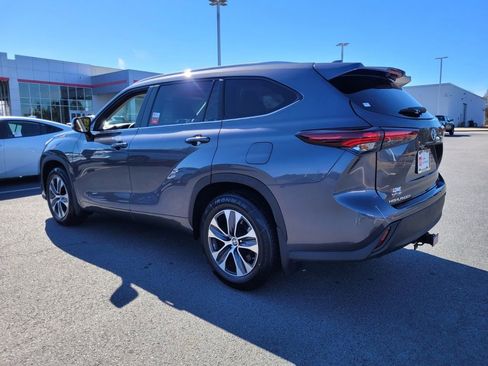 Certified 2024 Toyota Highlander XLE image 9