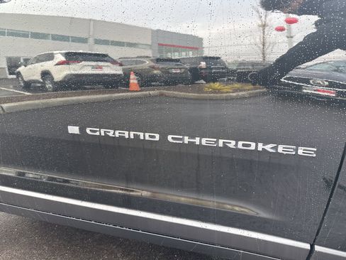 Used 2023 Jeep Grand Cherokee Limited image 8